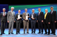 Der Deutsche Umweltpreis der DBU 2011 wurde am 30.10.2011 in Stuttgart verliehen (v.l.): Bundesumweltminister Dr. Norbert Röttgen, Baden-Württembergs Ministerpräsident Winfried Kretschmann, die Preisträger Jürgen Schmidt, Dr.-Ing. Joachim Alfred und Dr.-Ing. Joachim Georg Wünning, Bundespräsident Christian Wulff, DBU-Kuratoriumsvorsitzender Hubert Weinzierl sowie DBU-Generalsekretär Dr.-Ing. E. h. Fritz Brickwedde. Bild: DBU/Peter Himsel <br /> 