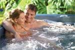 Auch im Wintergarten ein Blickfang: der eigene Whirlpool........