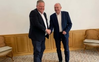 Wolfgang Dehoust gibt sein Amt des Vorstandsvorsitzenden an Konstantin Slawinski ab (links: Konstantin Slawinski, rechts: Wolfgang Dehoust)<br />Bild: Bundesverband Lagerbehälter e. V.