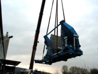 Teile der Großblasanlage schweben ein.