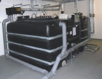 Großes Interesse auf der fbr-Fachtagung galt dem Thema dezentrales Grauwasser-Recycling. Hier als Beispiel eine kompakte DEHOUST-Anlage mit ca. 6.000 Litern Aufbereitungsleistung pro Tag. Bild: Dehoust