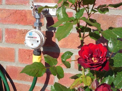 Ein einfach aufschraubbarer Garten-Wasserzähler macht...