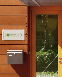 Energieeffiziente Wohnhäuser sollen zukünftig auf den ersten Blick an dem neuen Gütesiegel "Effizienzhaus" der Deutschen Energie-Agentur GmbH (dena) erkennbar sein. Das Gütesiegel "Effizienzhaus" garantiert einen sehr niedrigen Energiebedarf. Foto: obs/Deutsche Energie-Agentur GmbH (dena)