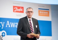 Ole Møller-Jensen ehrte in seiner Laudatio zum Energy Efficiency Award das Unternehmen Lidl, das in der neuen Filialgeneration die Abwärme der Kälteanlagen für die Raumwärme nutzt. Mit dieser innovativen Koppelung von Kälte- und Wärmetechnik werden 20 Prozent der Stromkosten gespart und die Heizkosten auf null reduziert. 
