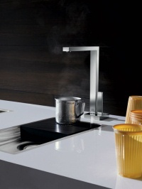 Die im Serienkontext von Lot geschaffene Designvariante des Water Dispensers ist eine Besonderheit im Markt: skulptural, markant eckig und mit einem extrem flachen Auslauf. Bild: Dornbracht