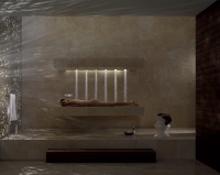 Im Horizontal Shower lässt sich das Duschen mit der Ambiance Tuning Technique erstmals im Liegen genießen. Er erweitert damit das vertikale Duscherlebnis um die Horizontale und kommt der Sehnsucht nach natürlichen Elementen und natürlichem Wassererlebnis nach. Bild: Dornbracht