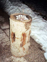 Alternative Rarität: Handgesägter Holzofen, bestehend aus einem Fichtenstamm (!) mit sternförmig per Kettensäge ausgehöhlter Brennkammer nebst seitlichen Luftzuführungsöffnungen, Tiroler Bauart, Februar 2007. (Foto Dr. Läge)