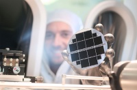 Dreifachsolarzellen aus III-V-Halbleitern und Silicium haben das Potenzial, die Photovoltaik auf ein neues Effizienzniveau zu heben. <br />