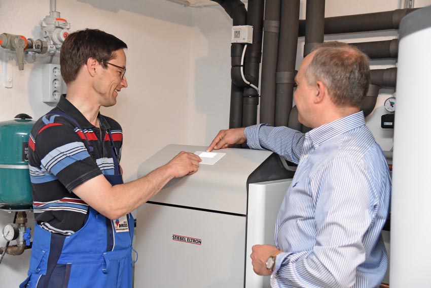 Firmeninhaber und Hausbesitzer Meinolf Drees mit Stiebel-Eltron-Planer...