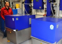 Die zwei BHKW-Module XRGI-20 mit jeweils 20/40 kW elektrisch/thermisch liefern Heizungswasser von etwa 80 <sup>o</sup>C. Ein Mischer am Eingang Nahwärme reduziert diese Hochtemperatur auf eine Vorlauftemperatur zu den Plattenheizkörpern von 65 <sup>o</sup>C. Im Bild Anlagenbauer Bernd Mirschberger. Bild: EC Power