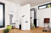 Hocheffizienz-Technologien wie Blockheiz-Kraftwerke können durch die EnEV-Novelle an Wettbewerbsfähigkeit gegenüber strombetriebenen Wärmepumpen verlieren. Bilder: Vaillant