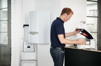 Neuere Wärmeerzeuger wie der ecoTEC exclusive passen sich dagegen automatisch auf die jeweils vorhandene Gasart an, sodass eine Umstellung oder eine Umrüstung überhaupt nicht erforderlich ist.<br />Bild: Vaillant<br />