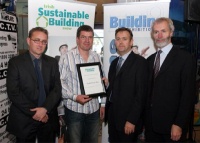 Die Urkunde wurde Sean Clain (2. v. l.) durch die Fachjury des Dublin Institute of Technology Dirk Shanks (l.), Patrick Daly (2. v. r.) und David Skinner (r.) überreicht.