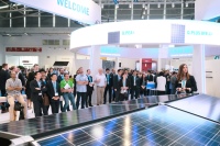 Interessierte Besucher bei einer Präsentation auf der Intersolar Europe 2017.<br />Bild: Solar Promotion GmbH