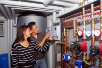 Mit einer zentralen Regelung hat man das Hybridsystem schnell im Griff und kann die Einstellungen perfekt an seine Lebensgewohnheiten anpassen. Foto: Eisenbei&szlig; Solar