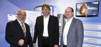 Stephan Eisenbeiß (mitte) und Michael Rieder (r) freuen sich auf eine gute Zusammenarbeit mit dem neuen Kaufmännischen Leiter Bernhard Hintersberger (l). Bild: Eisenbeiß