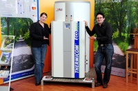 Bei Eisenbeiss wurde der Prototyp der neuen Produktlinie ECOLine gezeigt. Mit der ECOLine bietet die Eisenbeiß Solar AG die perfekte Hybridlösung für Gebäude mit einem niedrigen Wärmebedarf im Bereich von 5 bis 20 kW.<br />