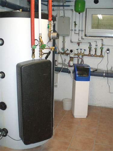 Der alte Ölkessel und der Warmwasserspeicher in den...
