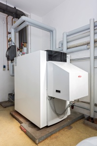 Raumwunder: Der STRATON L 85 Öl-Brennwertkessel von ELCO ist kompakt gebaut und fügt sich somit problemlos an Stelle der alten Öl-Heizung in den bestehenden Verwaltungsbau ein.