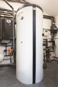 Um auch nachts oder bei schlechter Witterung Solarenergie zu nutzen, ist im Sozialgebäude ein Pufferspeicher – VISTRON BS von ELCO – an die Solaranlage geknüpft. Die Frischwasserstation zur Trinkwassererwärmung wird ebenfalls über ihn versorgt.