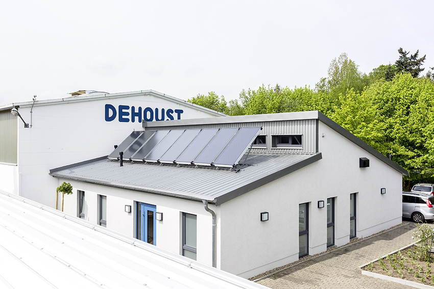 Auf dem neuen Sozialgebäude ist eine SOLATRON Solarthermie...