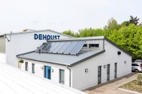 Auf dem neuen Sozialgebäude ist eine SOLATRON Solarthermie Anlage von ELCO mit insgesamt acht Flachkollektoren installiert. Heizungs- und Warmwasser des Neubaus werden hauptsächlich darüber erwärmt. 