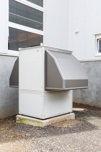 Für die neue Lackier- und die bestehende Produktionshalle liefert die Luft-Wasser Wärmepumpe AEROTOP T35H von ELCO regenerative Energie, um die Anforderungen der EnEV zu erfüllen.