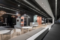Den neuen Markenauftritt inklusive Slogan und den vier Themenwelten „Licht“, „Raum“, „Form“ und „Detail“  präsentierte emco Bad erstmals auf der ISH 2017 in Frankfurt.<br />Bild: emco Bad