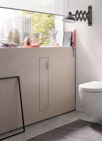 Zu den Neuheiten von emco Bad auf der SHK Essen (Halle 10 / Stand D.05) sowie der IFH/Intherm (Halle 7 / Stand 7.226) gehören „asis“ Module im „slim Design“, die mit frei gestaltbaren Oberflächen maximale Individualität im Bad ermöglichen.<br />Bild: emco Bad