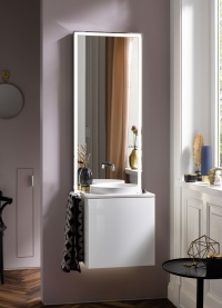 Die kompakte All-in-One-Waschplatzlösung „touch slim“ entspricht mit dem neuen Rahmendesign aktuellen Wohntrends und fügt sich optimal vor allem in minimalistisch gestaltete Badeten ein.<br />Bild: emco