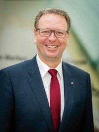 Mit einer Neustrukturierung der Aufbauorganisation,.......