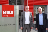 Dr. Ralf Büring (links) erweitert die Geschäftsführung von Emco Bau. Im Rahmen einer Nachfolgeregelung leitet er das Unternehmen ab sofort gemeinsam mit Christian Gnaß (nicht im Bild) und Jochen Holzapfel, der sich Ende März 2015 in den Ruhestand verabschiedet. Bild: Emco Bau