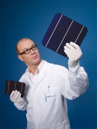 ersol Ingenieur präsentiert monokristalline SuperSize-Solarzelle im Format 210 x 210 mm. Foto: ersol