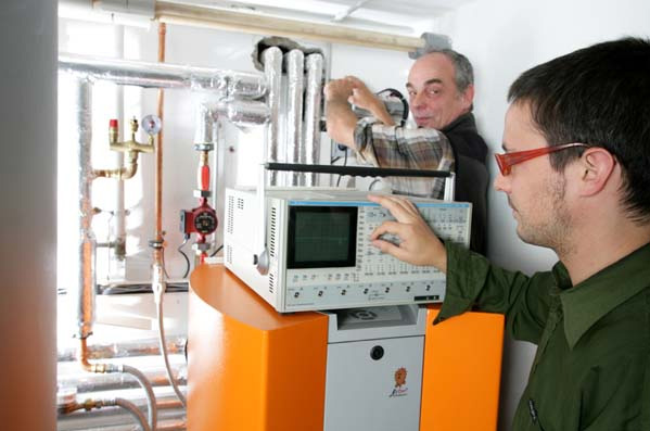 Datenlogger wird ausgelesen. Foto: ESB