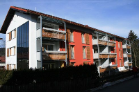 Nach der Sanierung  - das mit Mietshaus ausgestattet mit Solarenergie,  Wärmepumpe und guter Dämmung. Foto: eza!