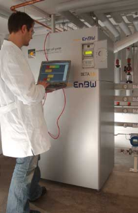 Bereits mit 18 Brennstoffzellenheizgeräten hat die EnBW seit dem Start ihres Brennstoffzellen- programms Erfahrungen gesammelt. Die jüngste Anlage versorgt seit Januar 2006 das Fremdenverkehrsamt in Schiltach/Schwarzwald mit Strom und Wärme. Was heute noch im Probebetrieb getestet wird, kann schon in wenigen Jahren Tausenden bundesdeutscher Haushalte Strom und warmes Wasser liefern. Foto: EnBW AG