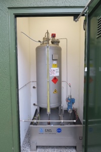 Auch der Raum für die Odorierung muss frostsicher beheizt werden. Hinter der Anlage befindet sich ein Flachheizelement des Typs BRÖTJE Europrofil.