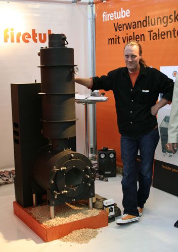 Kachelofenbau-Meister Axel Schmitz von Firetube stellte...