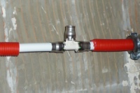 Ein besonderes Sicherheitsmerkmal von alpex-plus ist der optimal erkennbare<br />Signalring: Färbt sich das Sichtfenster des Fittings nach dem Einstecken des Rohres<br />grün, weiß der Installateur, dass alles passt.