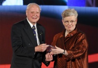 Adolf Goetzberger, Gewinner des »European Inventor of the Year« in der Kategorie Lebenswerk und Alison Brimelow, Präsidentin des Europäischen Patentamts (EPA) bei der Preisverleihung in Prag am 28.April 2009. Foto: Europäisches Patentamt 
