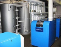 Demonstrationsanlage zur Kraft-Wärme-Kälte-Kopplung am Fraunhofer ISE. Zwei Adsorptionskältemaschinen mit einer Kälteleistung von jeweils 5.5 kW nutzen die Abwärme eines mit Erdgas betriebenen BHKWs. Die Endnutzer sind WissenschaftlerInnen des Fraunhofer ISE, deren Büroräume von der Anlage versorgt werden. Foto: Fraunhofer ISE