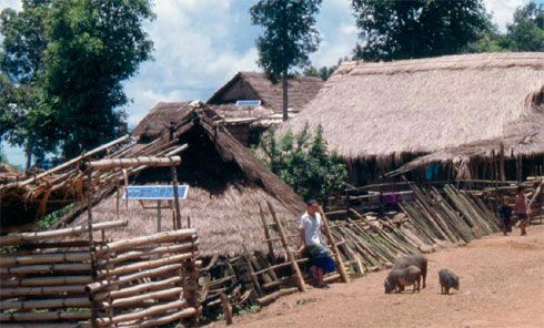 Solar Home Systeme in einem Dorf in Laos. Quelle: Fraunhofer...
