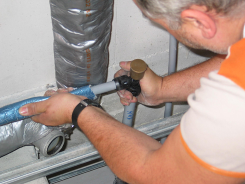 In der Etage verlegt der Installateur mit der FRIATHERM...
