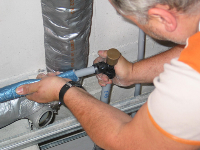 In der Etage verlegt der Installateur mit der FRIATHERM multi Steckverbindungstechnik Rohrleitungen sehr schnell, unkompliziert, fachgerecht und sicher.