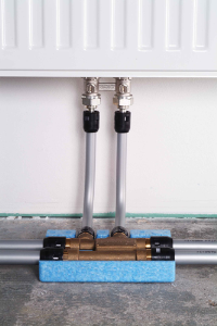 Nur 5 cm hoch: Der FRIATHERM multi Kreuzungsfitting für die Fußbodenverlegung.