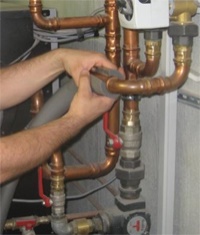 Nackte Rohre werden fachmännisch nach der Energieeinsparverordnung gedämmt. Bild: FSK