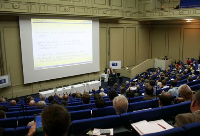 Die Teilnehmer der Jahreskonferenz 2006 des ForschungsVerbunds Sonnenenergie verfolgen aufmerksam die Forschungsvorträge zur nachhaltigen Energieversorgung.
