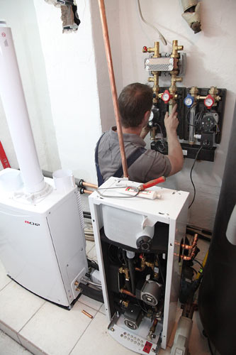 Feinarbeit: Bei der Installation der Systemtrennung...