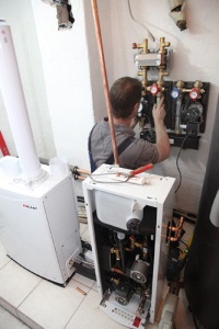 Feinarbeit: Bei der Installation der Systemtrennung der Fußbodenheizung mit der Vaillant-Pumpengruppe, einer Hocheffizienzpumpe mit Energieeffizienzklasse "A", ist Fachwissen gefragt.