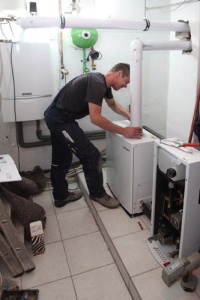 Und ab mit dem Gas: Die Luft-Abgasführung am Mikro-BHKW saugt die Verbrennungsluft für den Gasmotor an und führt gleichzeitig die Abgase über den Kaminschacht über das Dach ab.
